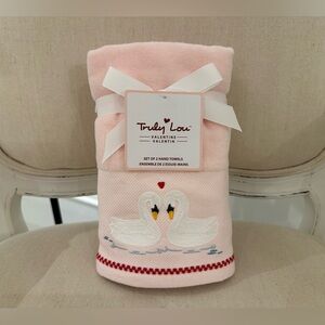 🦢 NWT Truly Lou Pink Hand Towels with Embroidered Swan & Mini Heart Design